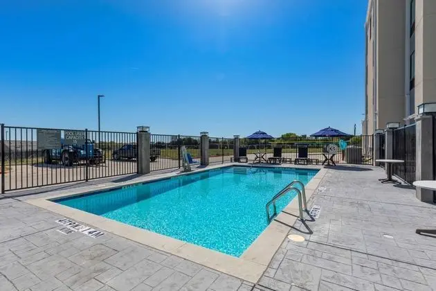 Comfort Inn & Suites Balch Springs - SE Dallas - Havuz