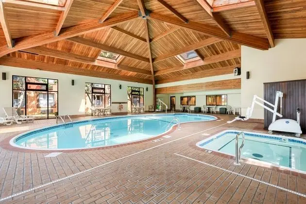 Comfort Inn & Suites Branson Meadows - Havuz
