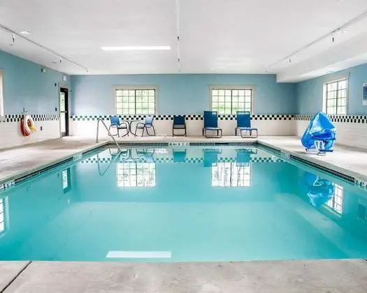 Comfort Inn & Suites Buffalo - Havuz