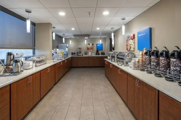 Comfort Inn & Suites At Copeland Tower - Yerinde Yemek