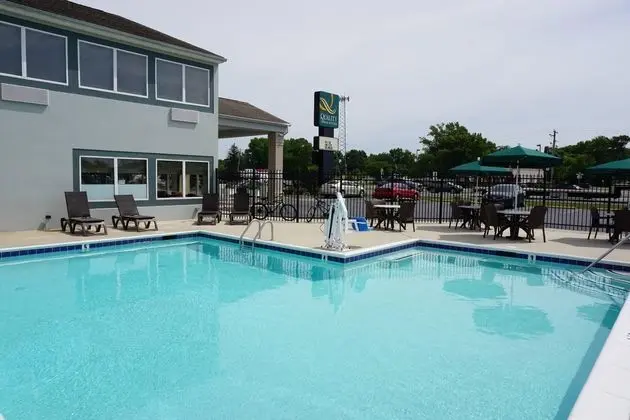 Comfort Inn & Suites Delaware - Havuz