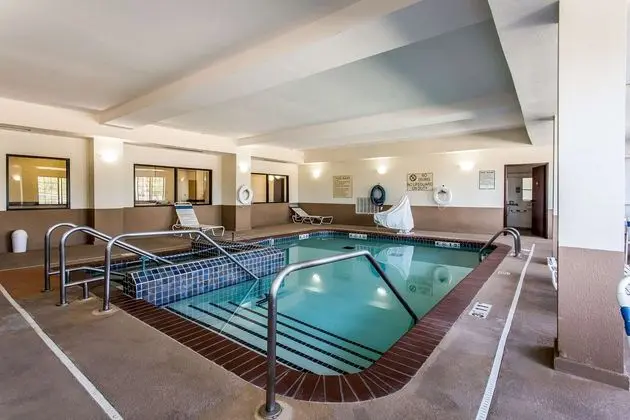 Comfort Inn & Suites East - Havuz