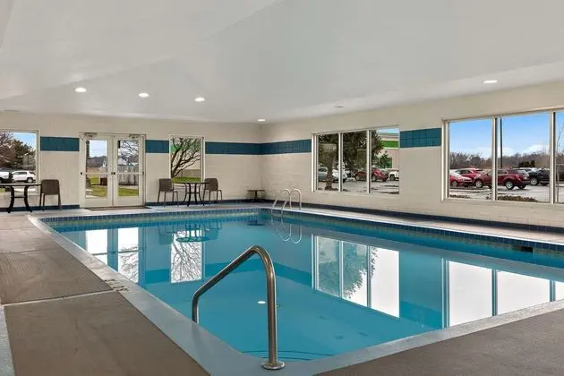 Comfort Inn & Suites Fremont - Havuz