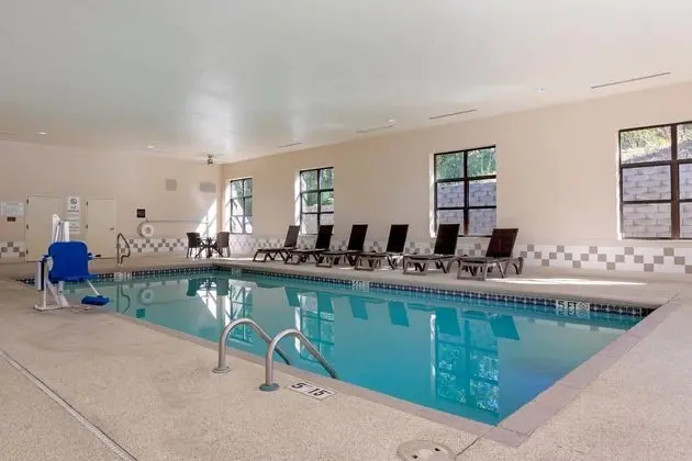 Comfort Inn & Suites Hot Springs Central - Havuz