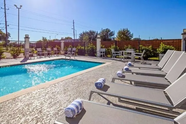 Comfort Inn & Suites Houston I-45 North - IAH - Havuz