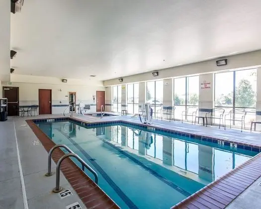 Comfort Inn & Suites Madisonville Area - Havuz