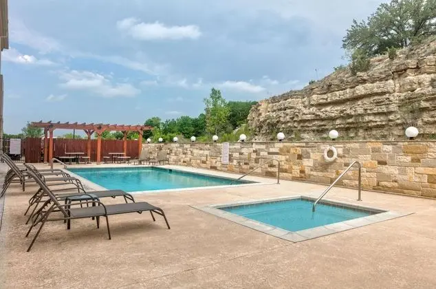 Comfort Inn & Suites near Comanche Peak - Havuz