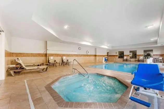 Comfort Inn & Suites Near Indiana Dunes State Park - Havuz