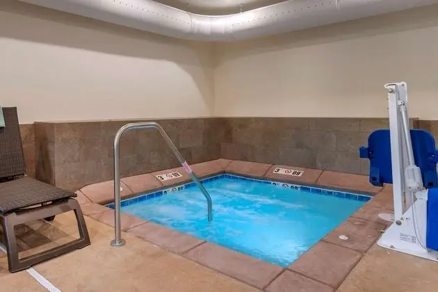 Comfort Inn & Suites - Havuz