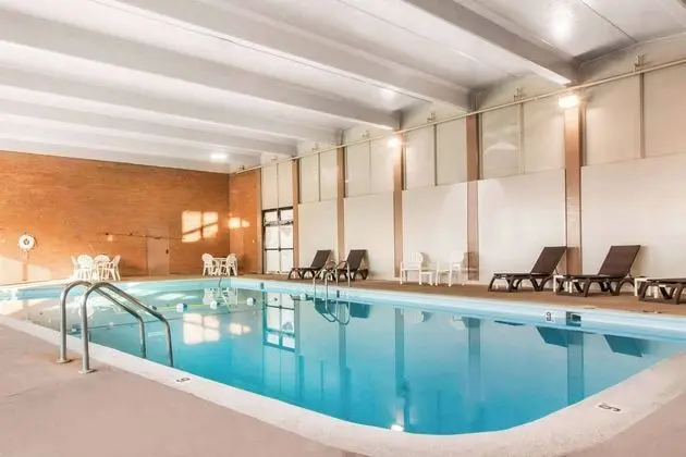 Comfort Inn & Suites Omaha Central - Havuz