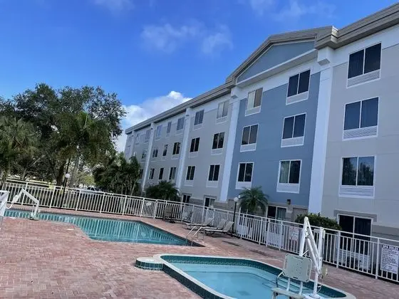 Comfort Inn & Suites Sarasota I75 - Havuz