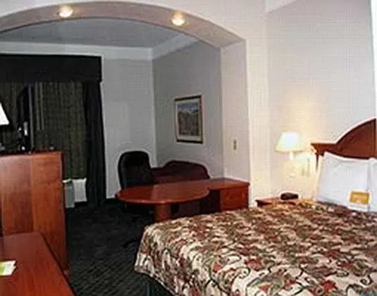 Comfort Inn & Suites Six Flags