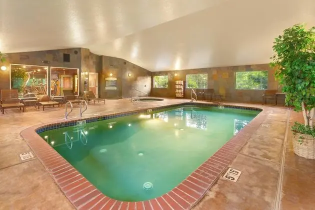 Comfort Inn & Suites Tualatin - Portland South - Havuz