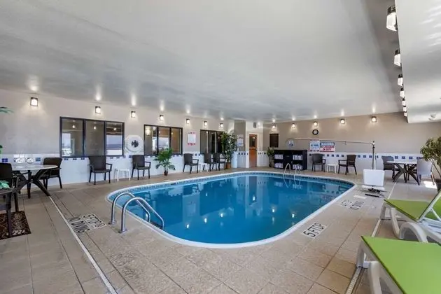 Comfort Inn & Suites Waterloo - Cedar Falls - Havuz