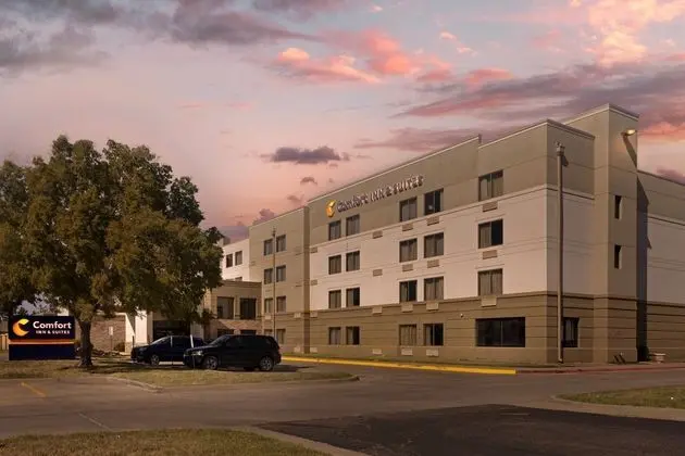 Comfort Inn & Suites Wichita - Dış Mekan