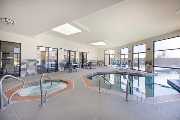 Comfort Inn & Suites Wichita - Havuz