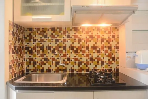 Comfort Living 2Br Room At Bassura City Apartment - Mutfak