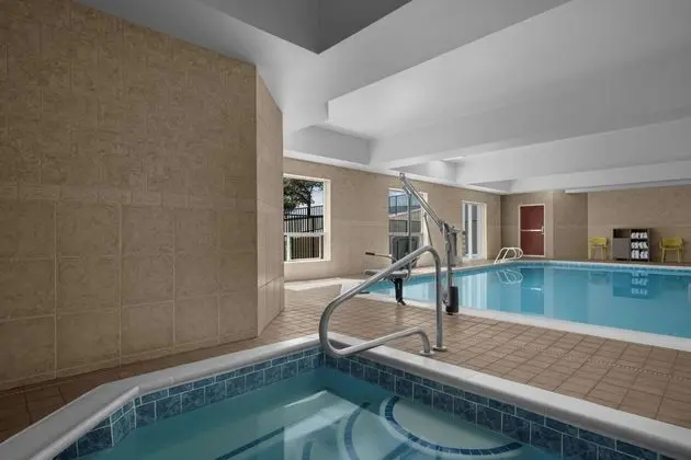 Comfort Suites Airport Redmond - Havuz