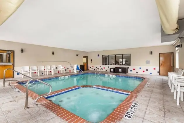 Comfort Suites Brenham Area - Havuz