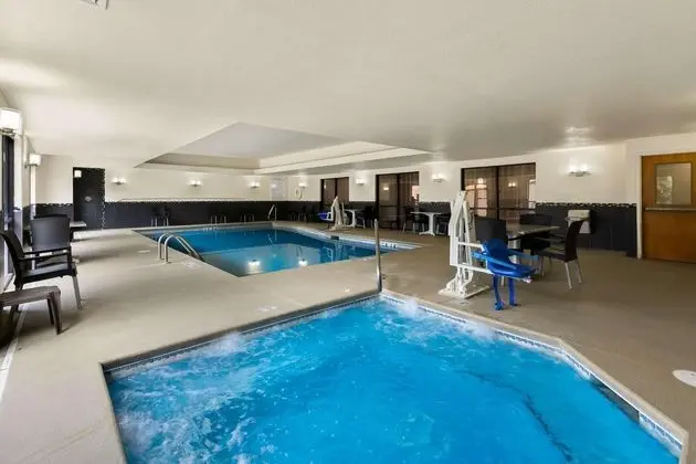 Comfort Suites Commerce - Havuz
