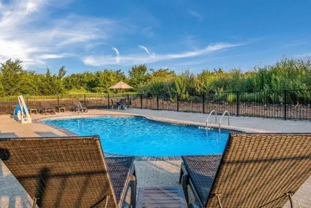 Comfort Suites DeSoto Dallas South - Havuz