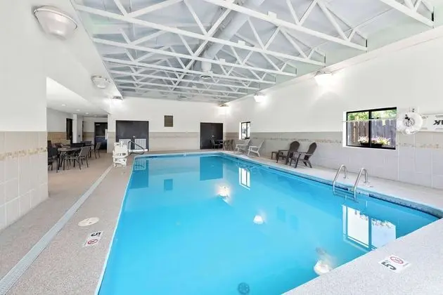 Comfort Suites East Columbus Area - Havuz