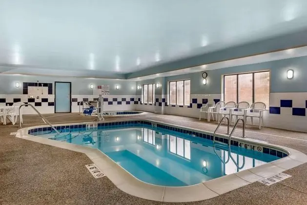 Comfort Suites Elkhart Area - Havuz