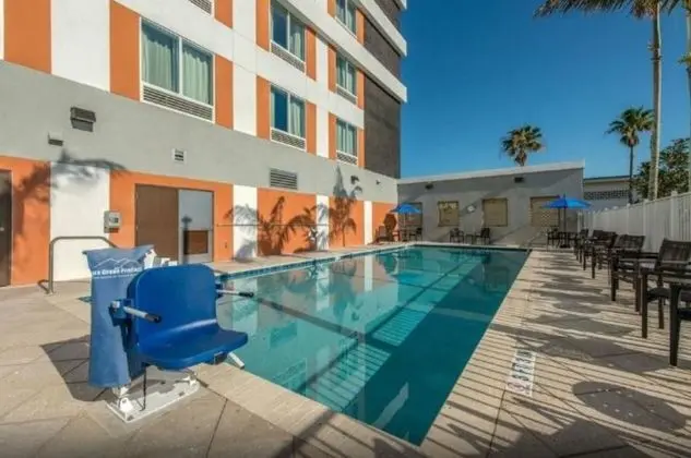 Comfort Suites Fort Lauderdale Airport & Cruise Po