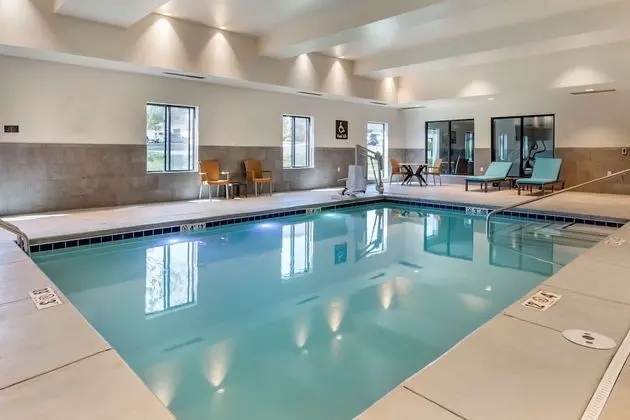 Comfort Suites Grandview - Kansas City - Havuz