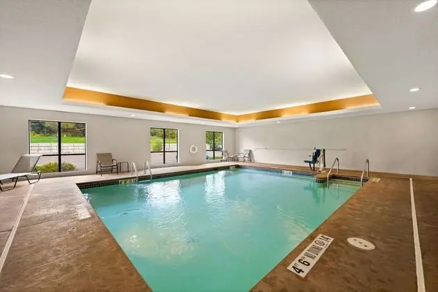 Comfort Suites Hudson I-94 - Havuz