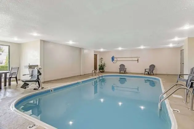 Comfort Suites Lansing - Havuz