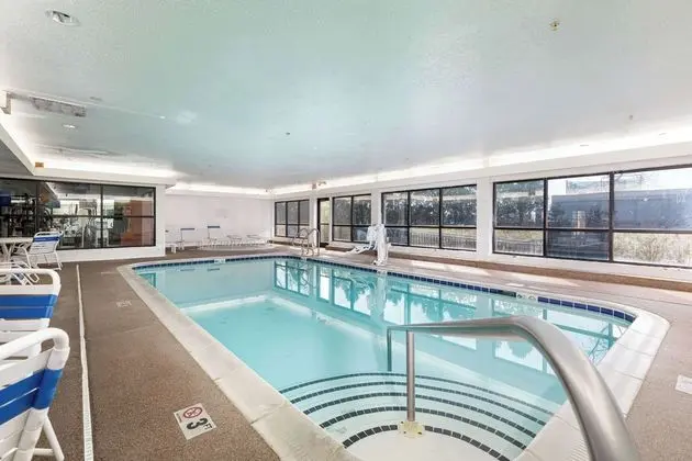 Comfort Suites (Lombard) - Havuz