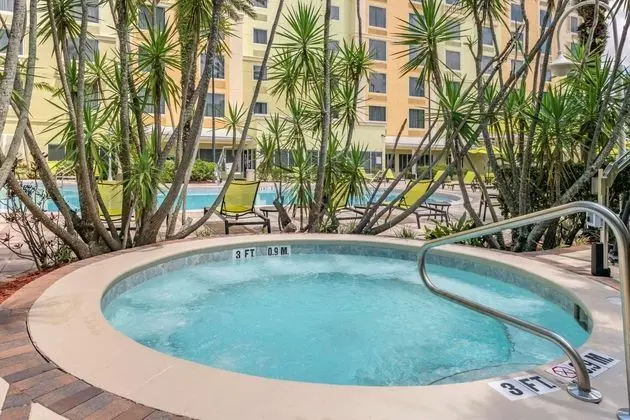 Comfort Suites Maingate East - Havuz