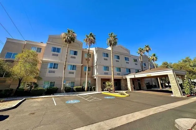 Comfort Suites At Metro Center - Dış Mekan