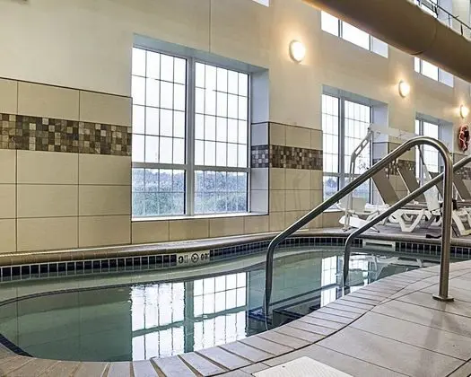 Comfort Suites Minot - Havuz