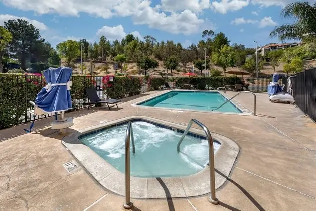 Comfort Suites Near Six Flags Magic Mountain - Havuz
