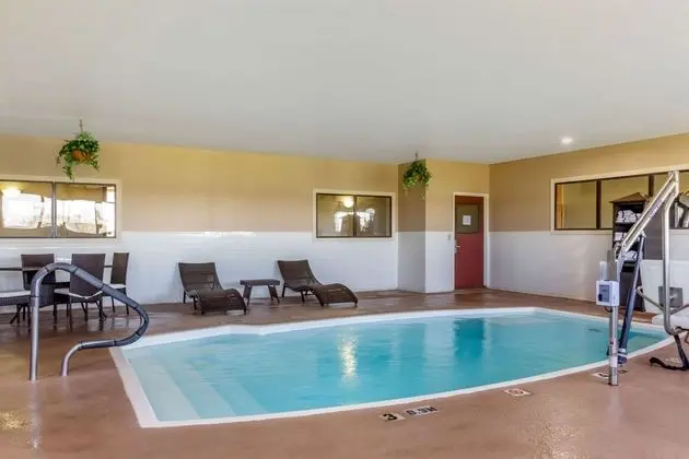 Comfort Suites Plainview - Havuz