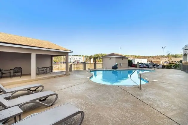 Comfort Suites Raleigh - Havuz
