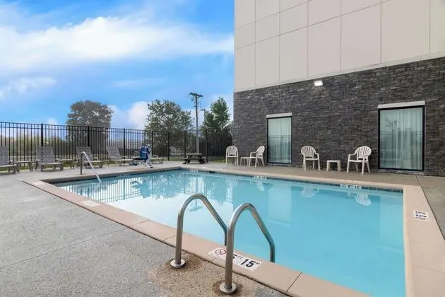 Comfort Suites Rensselaer - Havuz