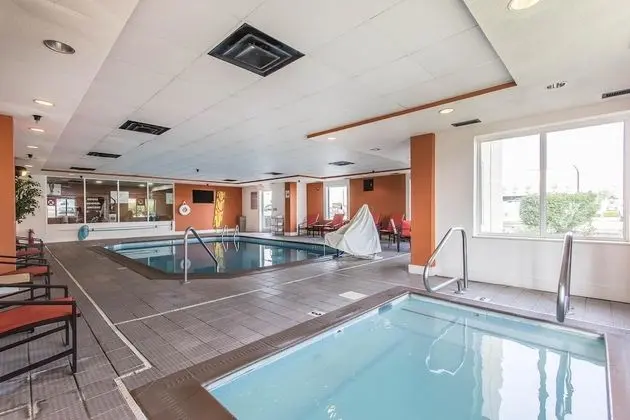 Comfort Suites Richmond - Havuz