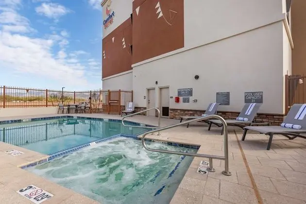 Comfort Suites Scottsdale Talking Stick Entertainment District - Havuz