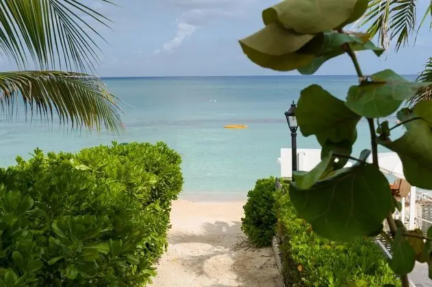 Comfort Suites Seven Mile Beach