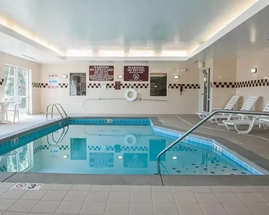 Comfort Suites Southport Suburbs - Havuz