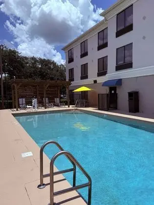 Comfort Suites UCF Area/Research Pk - Havuz