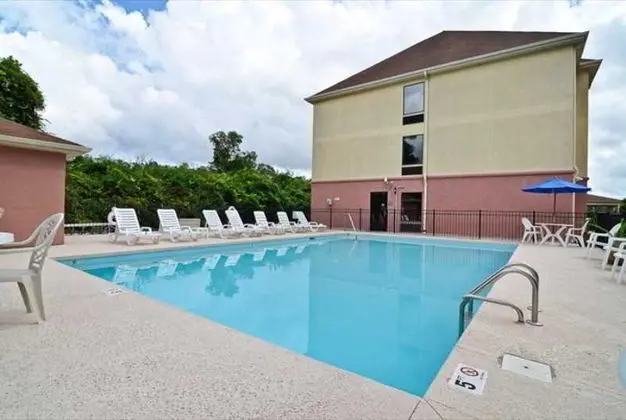 Comfort Suites Wilmington near Downtown - Havuz