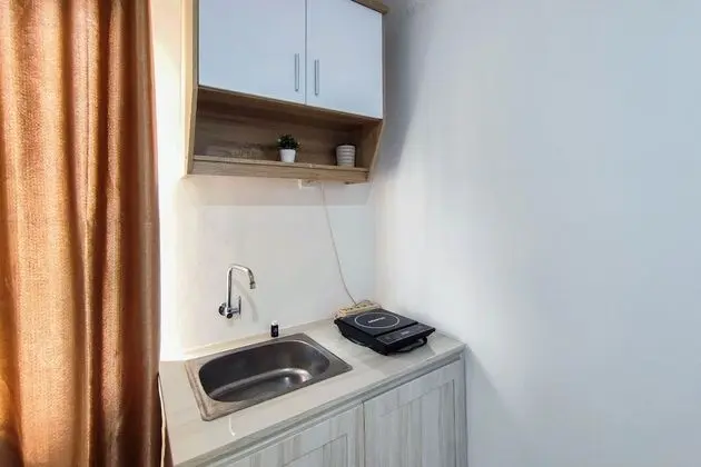 Comfort And Well Design Studio At Paltrow City Apartment - Mutfak
