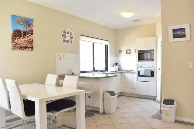 Comfortable 2 Bedroom With Serene Garden - Mutfak