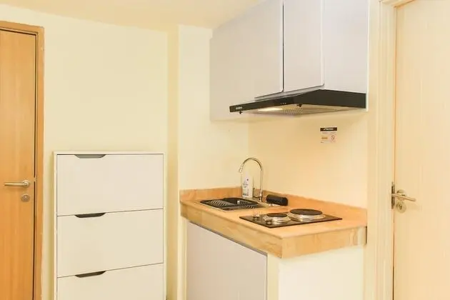 Comfortable 2Br With Study Room At Meikarta Apartment - Mutfak