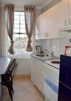 Comfortable 3 Bedroom Apartment In Trendy Haberfield - Mutfak
