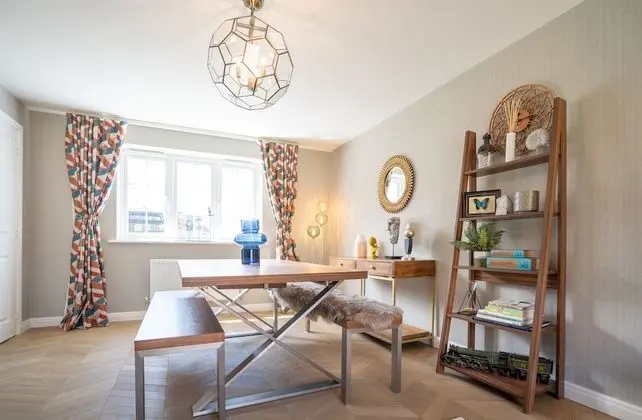 Comfortable 5 Bedroom Detached House With Parking